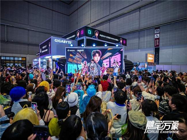 电竞装备与国风设计交织的次元盛宴