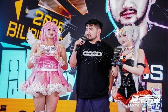 电竞装备与国风设计交织的次元盛宴