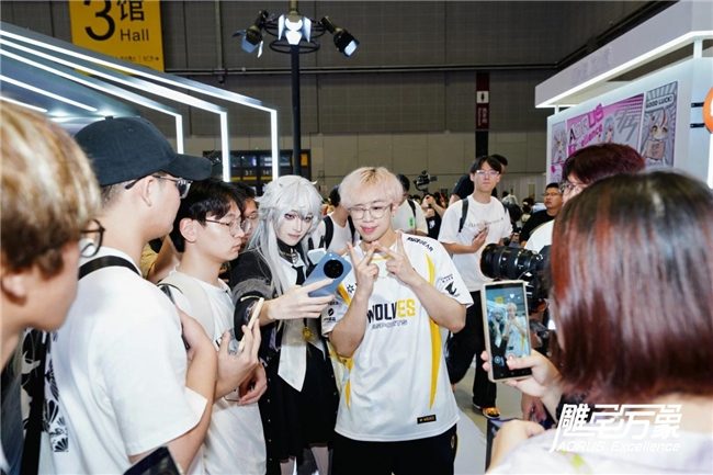 电竞装备与国风设计交织的次元盛宴