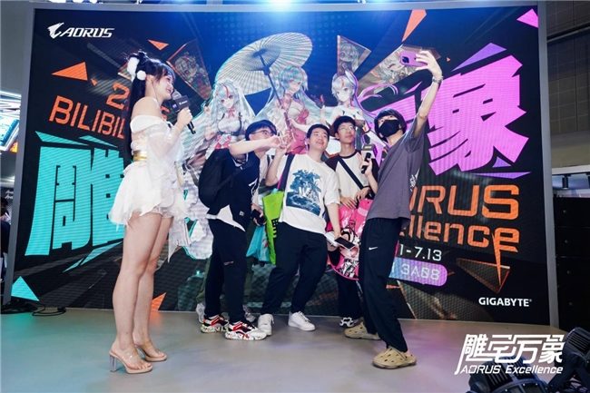 电竞装备与国风设计交织的次元盛宴