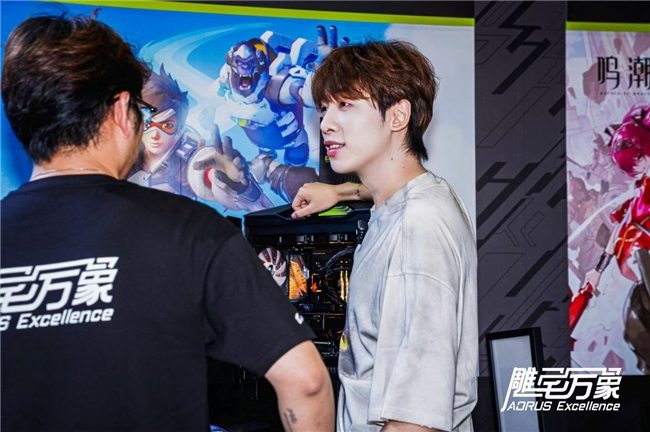 电竞装备与国风设计交织的次元盛宴