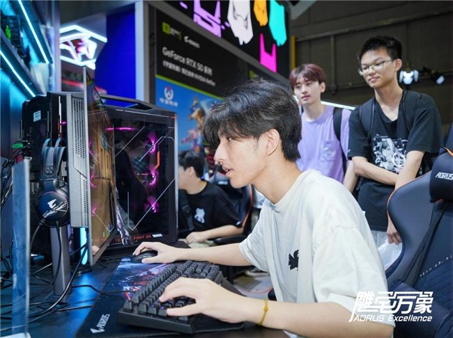 电竞装备与国风设计交织的次元盛宴