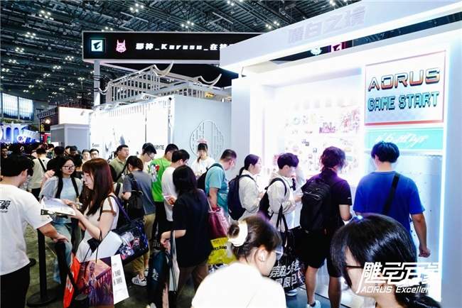 电竞装备与国风设计交织的次元盛宴