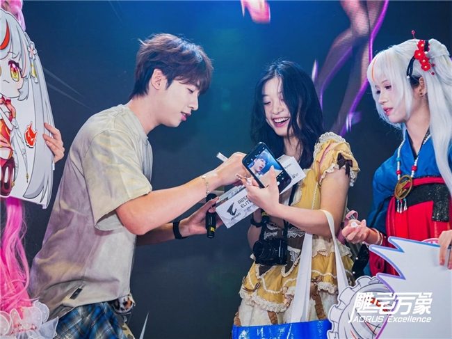 电竞装备与国风设计交织的次元盛宴