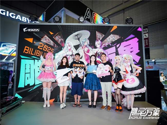 电竞装备与国风设计交织的次元盛宴