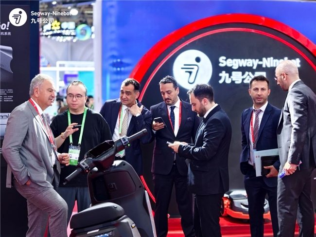 链博会九号电动车展台火爆：专业观众排队咨询，智能安全技术成焦点