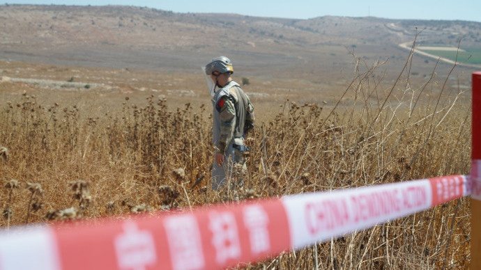 中国维和官兵位黎以“蓝线”附近执行扫雷任务 中国维和官兵位黎以“蓝线”附近执行扫雷任务
