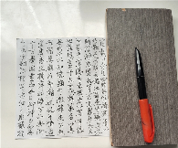 保安练字传承文化 手写春联点亮乡愁