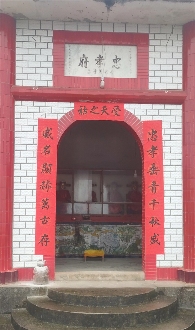 保安练字传承文化 手写春联点亮乡愁