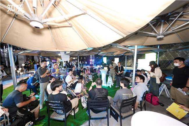知乎“学术酒吧”亮相WAIC 2025：没有PPT，只有“AI上头”的思想碰撞