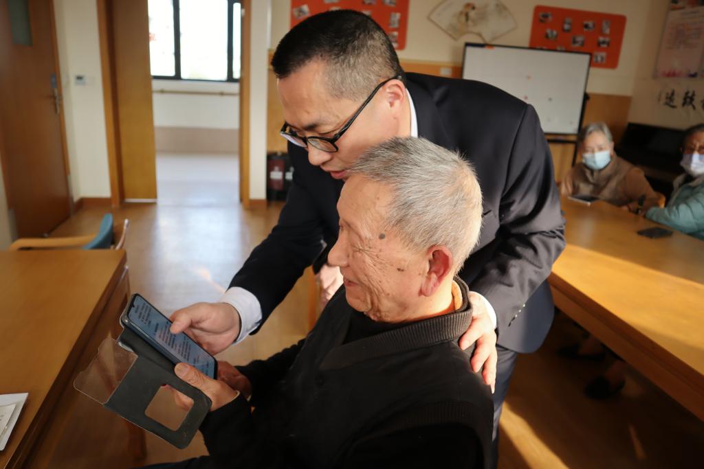 AI、机器人、语音助手：中国银发族的养老“新朋友”