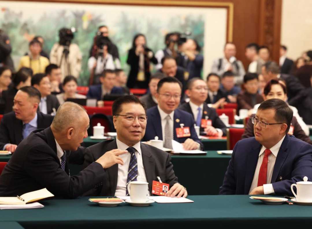 两会现场聚焦：代表委员热议城乡融合与政策红利