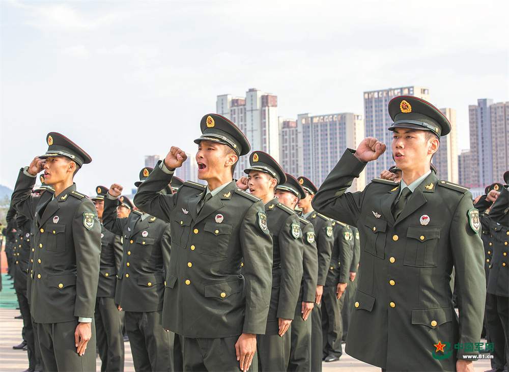 3所新调整组建军校为首届新学员授衔