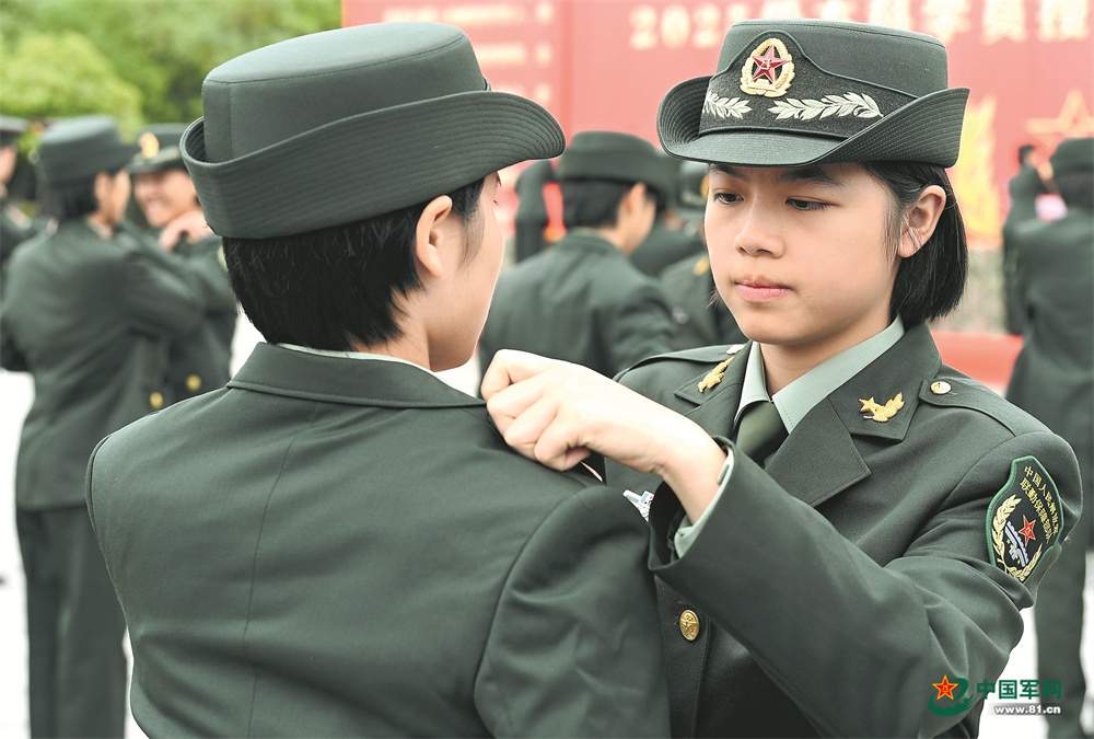 3所新调整组建军校为首届新学员授衔