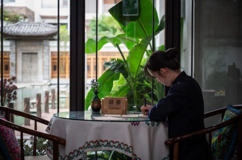 庭午，蝉没收了时间