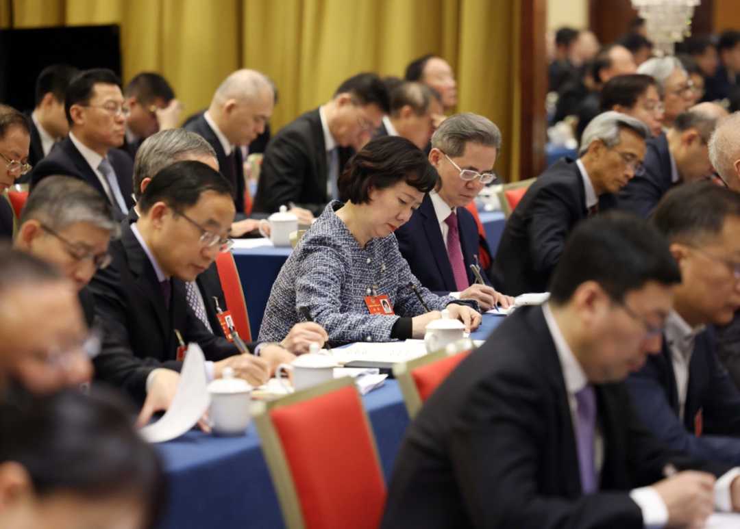 两会影像|代表委员“微表情” 两会影像|代表委员“微表情”