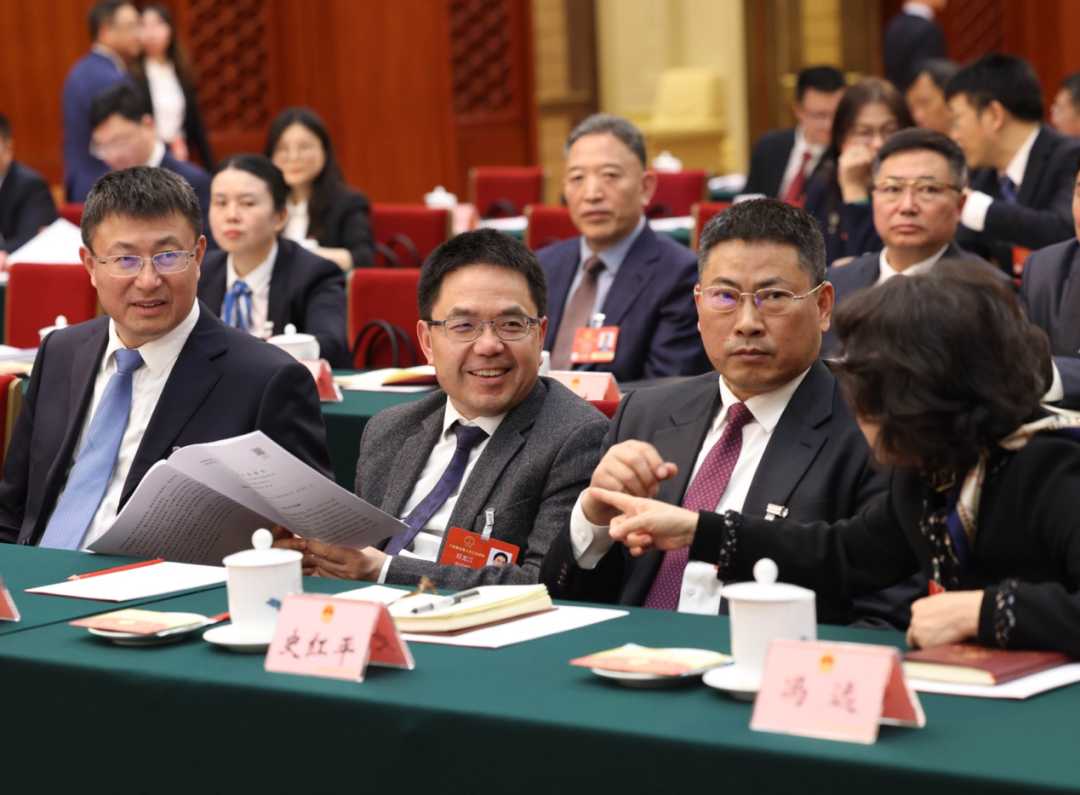 两会影像|代表委员“微表情” 两会影像|代表委员“微表情”