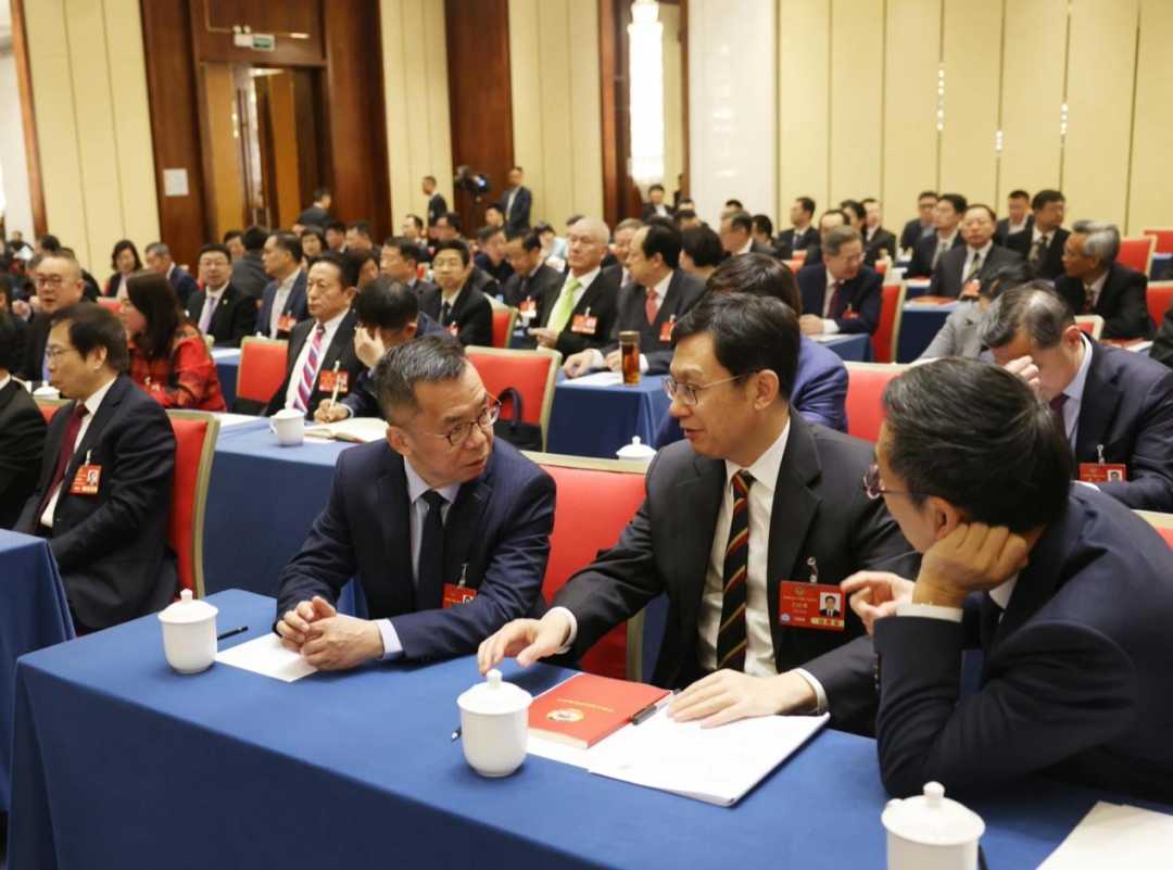 两会影像|代表委员“微表情” 两会影像|代表委员“微表情”