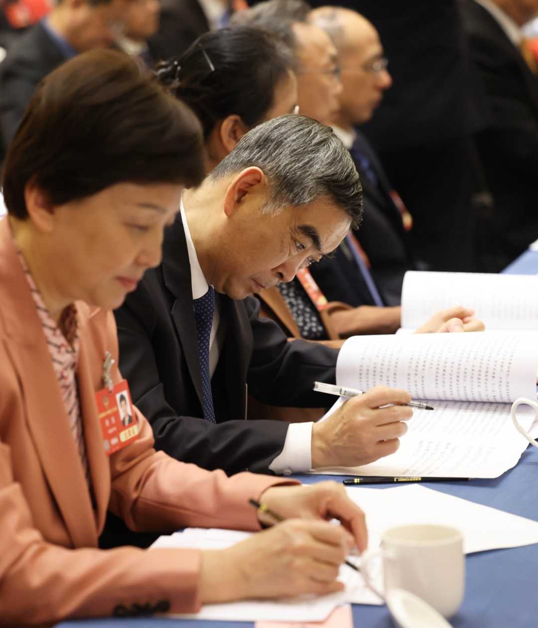 两会影像|代表委员“微表情” 两会影像|代表委员“微表情”