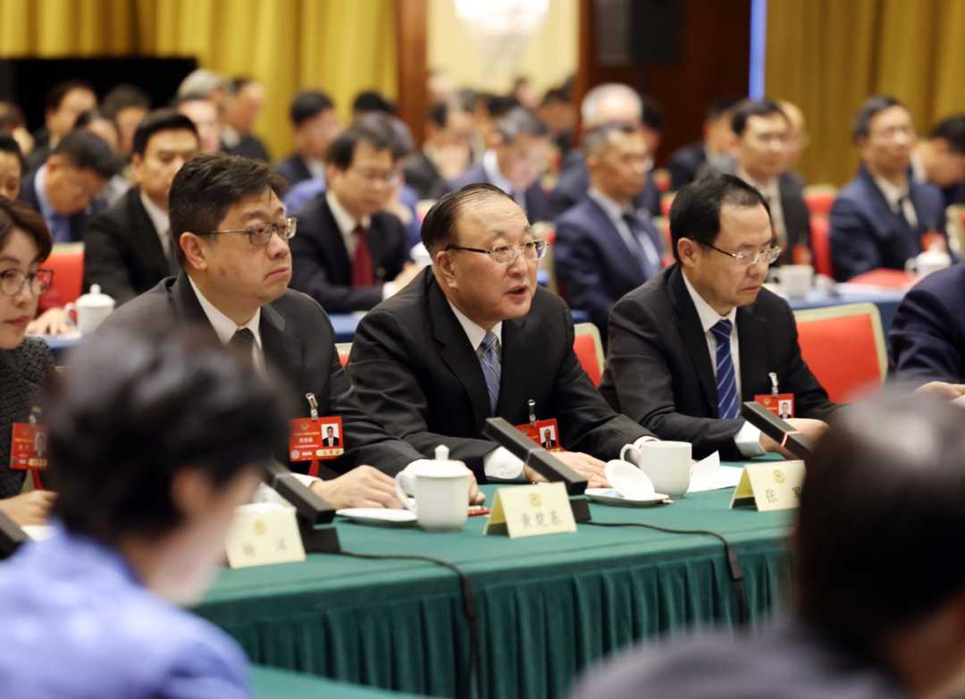 两会影像|代表委员“微表情” 两会影像|代表委员“微表情”