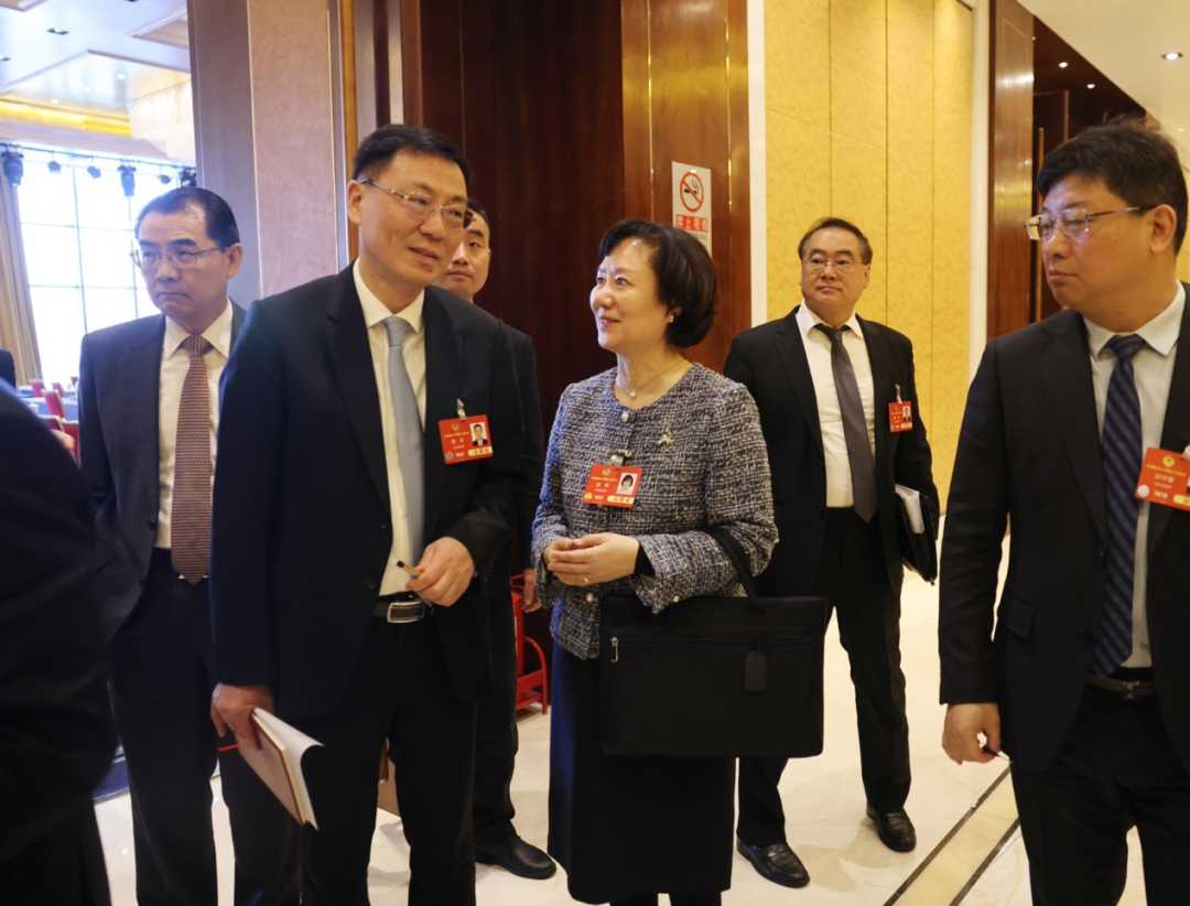 两会影像|代表委员“微表情” 两会影像|代表委员“微表情”