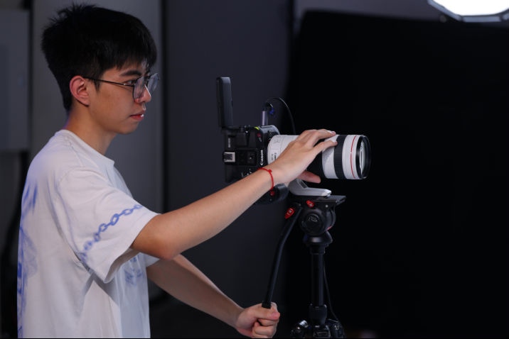 广电标准打造明星感团播：“佳直播”携手麦浪传媒突破内容质感