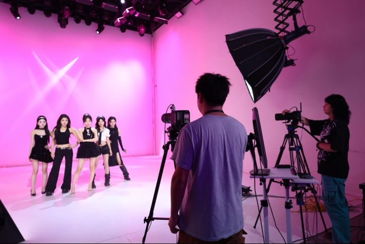 广电标准打造明星感团播：“佳直播”携手麦浪传媒突破内容质感