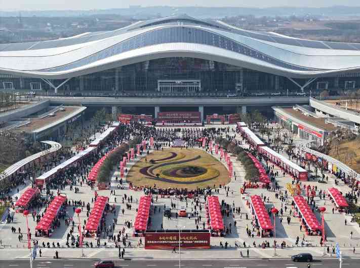 返乡专列“暖” 招聘活动“热”——2025年“春暖农民工”服务行动观察