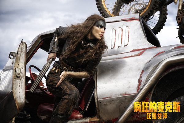 《疯狂的麦克斯：狂暴女神》正式上映 废土美学重塑动作大片