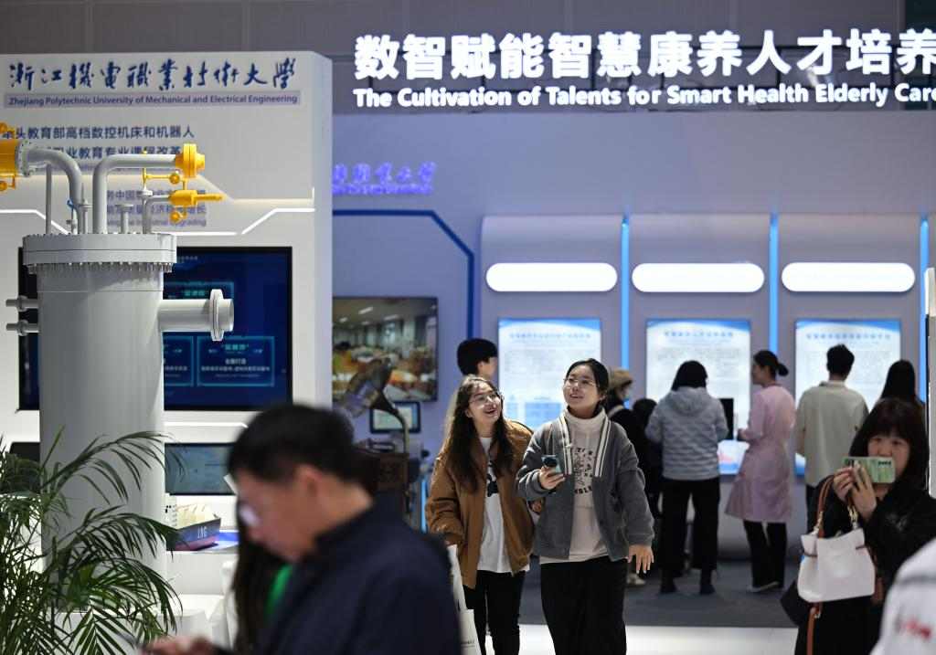 八部门印发技能强企指导意见 打造产教评技能生态链促技能人才发展