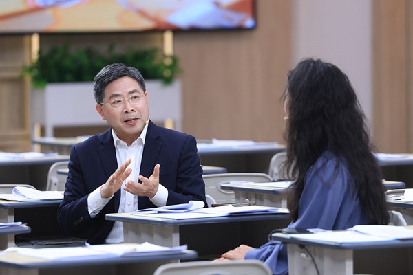 六位青年教师演绎经典文本，《超级语文课》迎来拿手一课对决