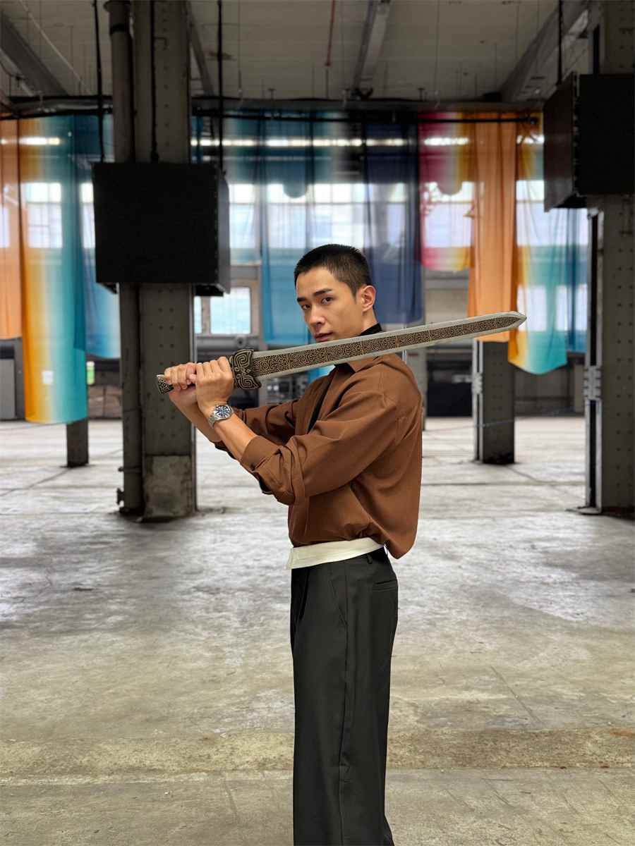 《带剑女孩》杀青洪凌许瑞奇邓伟徳演绎奇幻斩妖传奇