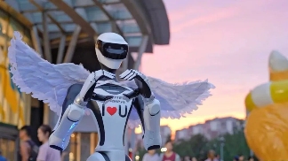 科技邂逅传统七夕，智能机器人送浪漫惊喜