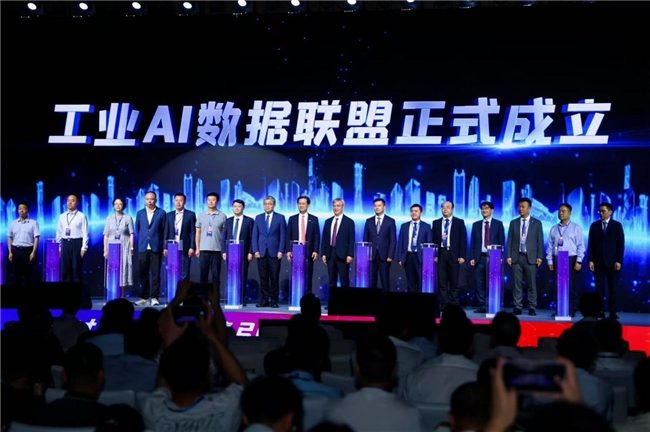 为全球制造业高质量发展注入新动能：工业AI超级大脑有望重塑生产范式