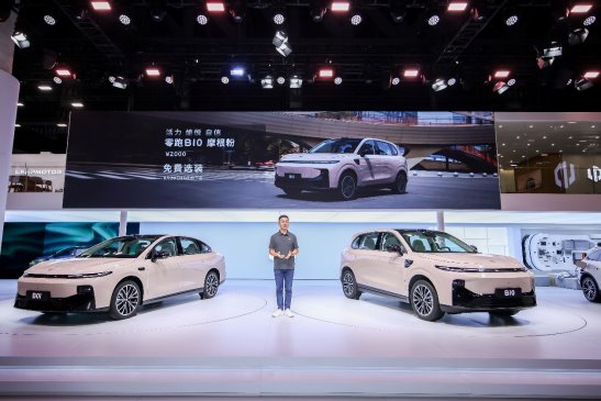 成都车展燃情双响！零跑B10新色首发暨B01万台交付