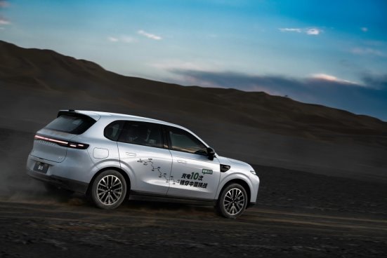 成都车展燃情双响！零跑B10新色首发暨B01万台交付