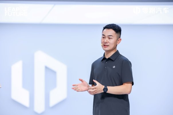 成都车展燃情双响！零跑B10新色首发暨B01万台交付