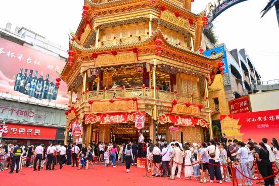 七夕“浪漫经济”带动实体店销售，黄金珠宝、服饰美妆等抖音团购销售额增长超2倍