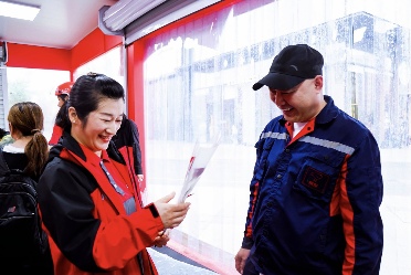 京东爱心鹊桥站台为城市守护者送七夕温暖