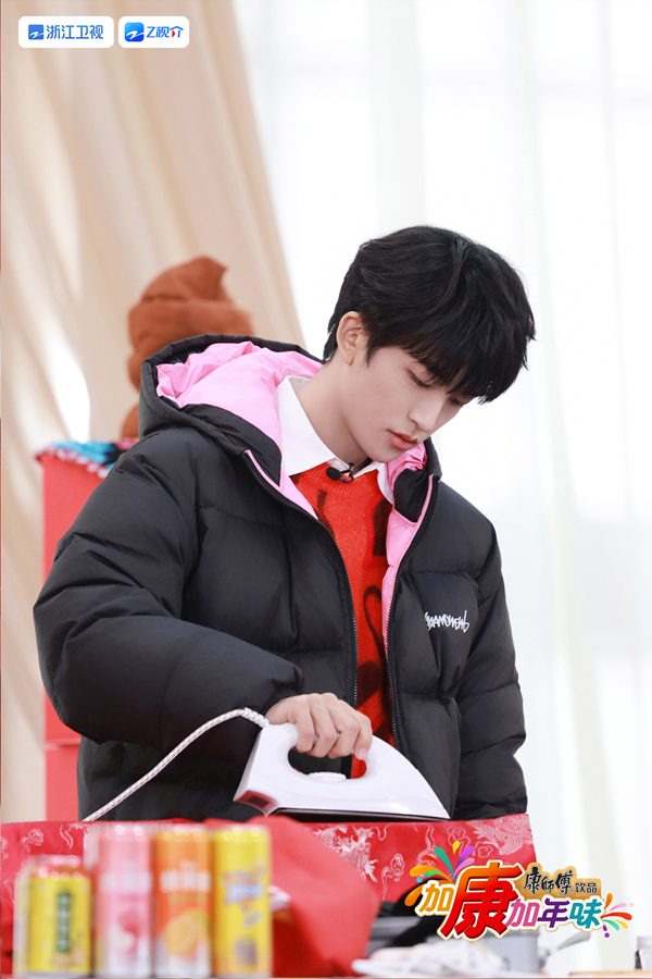 春节返乡穿搭挑战 土味服装改造时尚秀