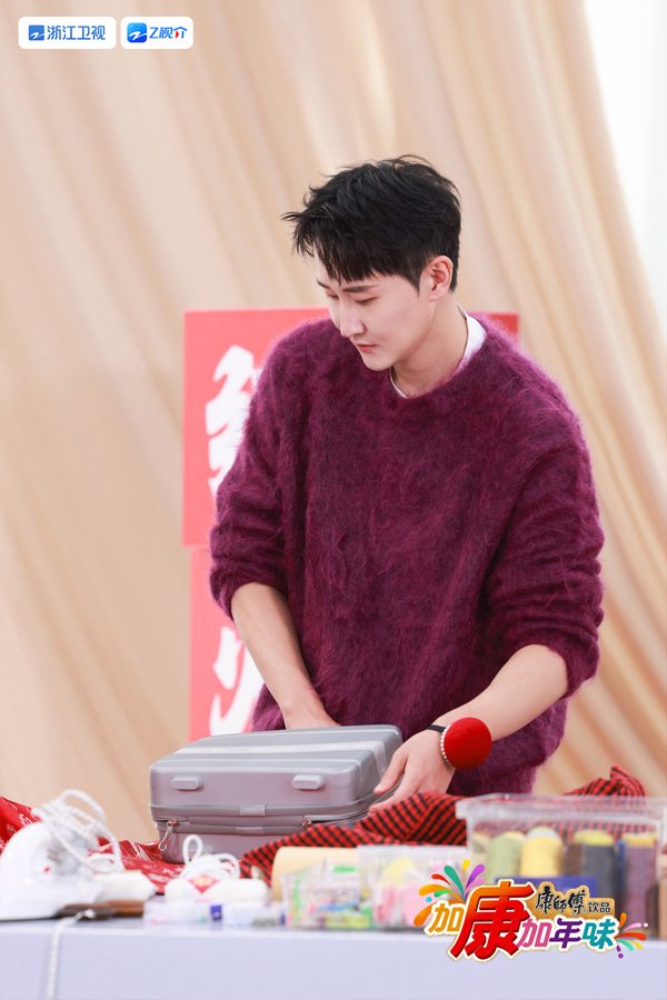 春节返乡穿搭挑战 土味服装改造时尚秀