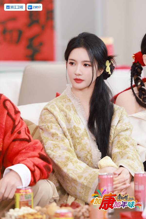 春节返乡穿搭挑战 土味服装改造时尚秀