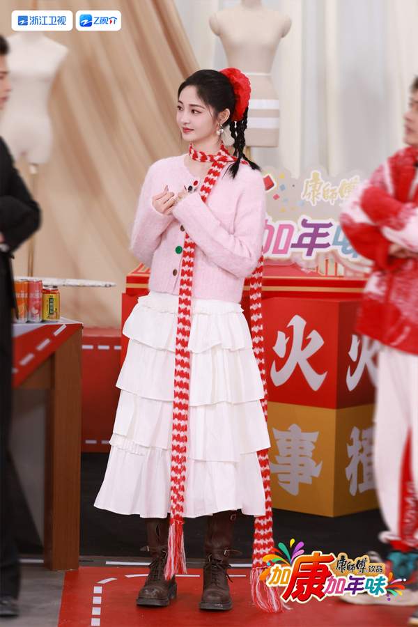 春节返乡穿搭挑战 土味服装改造时尚秀