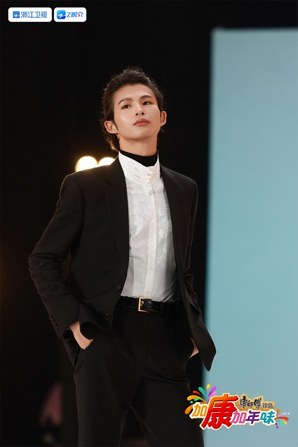 春节返乡穿搭挑战 土味服装改造时尚秀