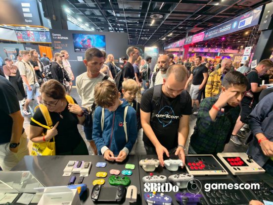 八位堂科隆游戏展精彩亮相，Pro3手柄获玩家好评