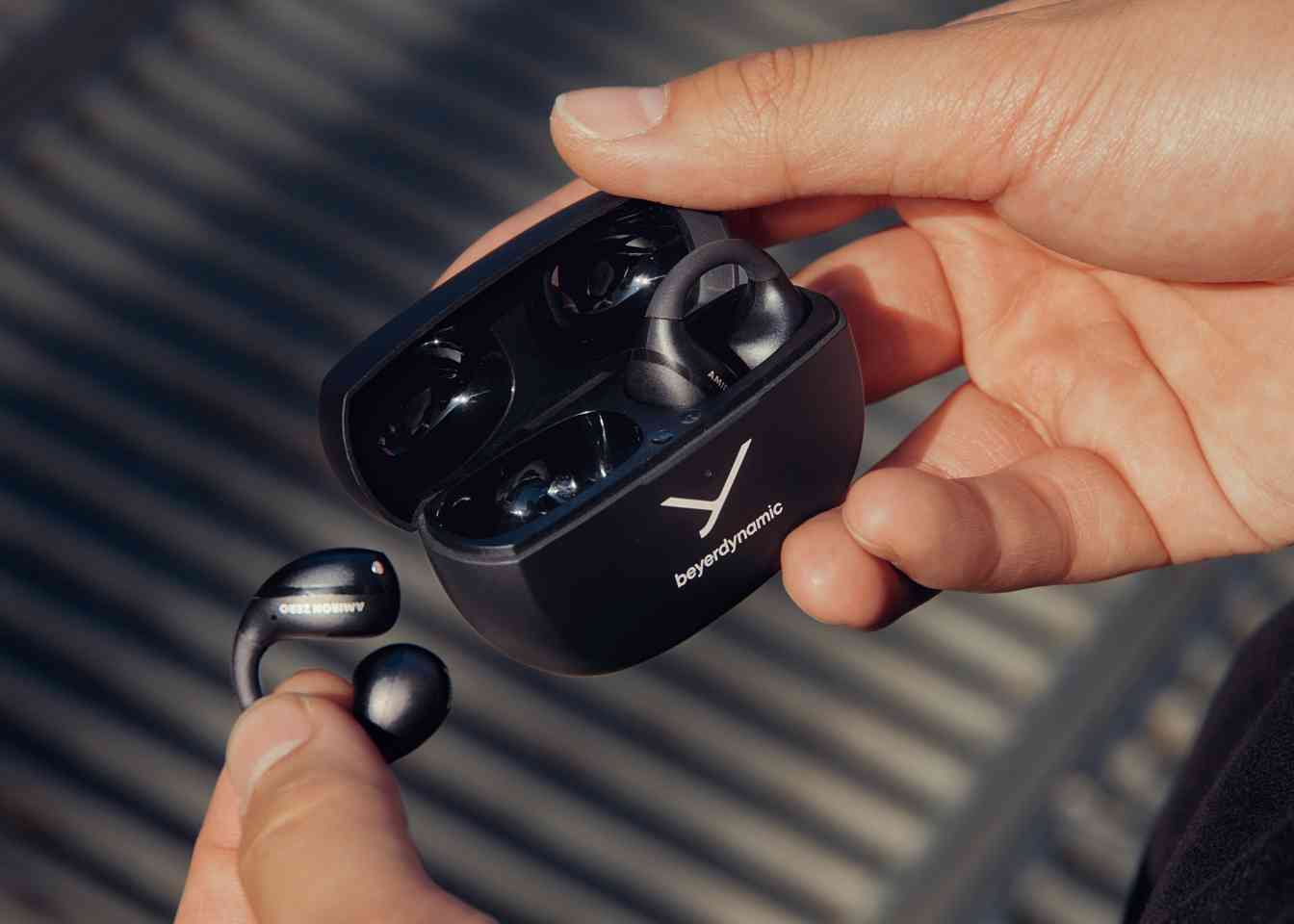 拜雅发布AMIRON 200与ZERO，开放式耳机解锁运动与时尚新体验