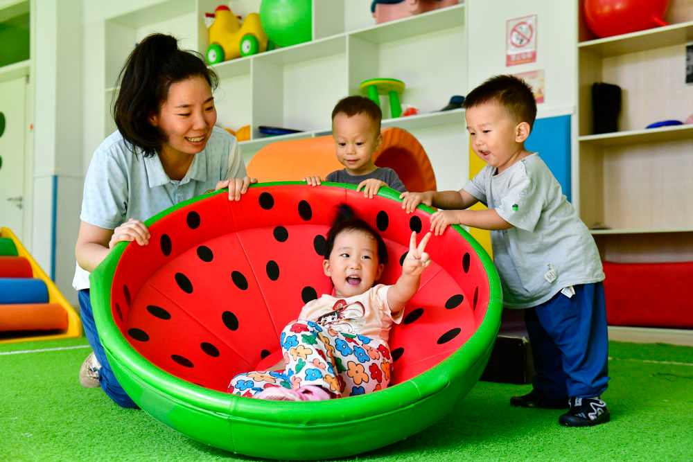 育儿补贴与免费学前教育落地，家庭减负新政策来了