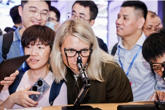 2025光博会直击：从AR碳化硅到VR Pancake，歌尔光学13款新品亮相