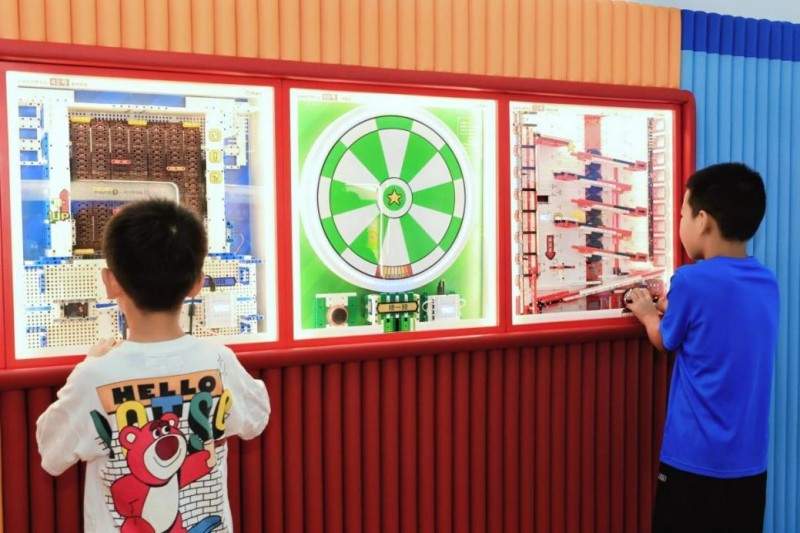 火锅店里的科技派对：海底捞将亲子时光秒变AI编程课堂！