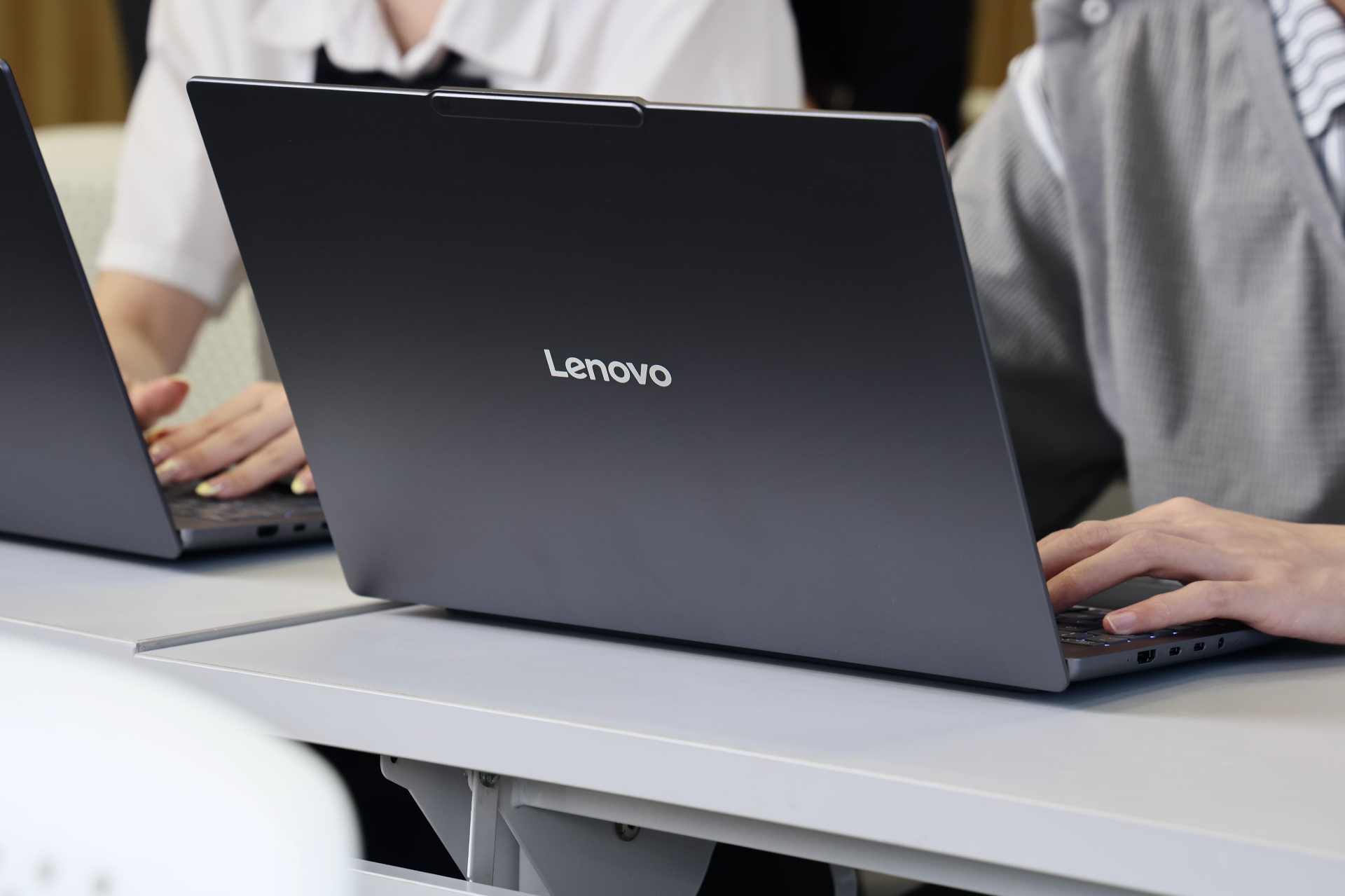 大学电脑续航与效率大比拼：Intel vs AMD谁更胜一筹？